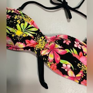 Super cute Hawaiian print bikini top.